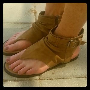 Cailuoya Sandals NWOT